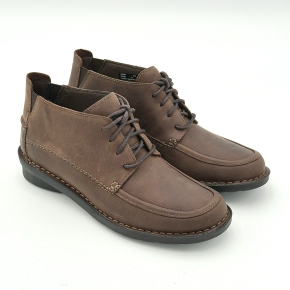 CLARK Boot Women's Nikki Class Bendables Oiled Leather Chukka